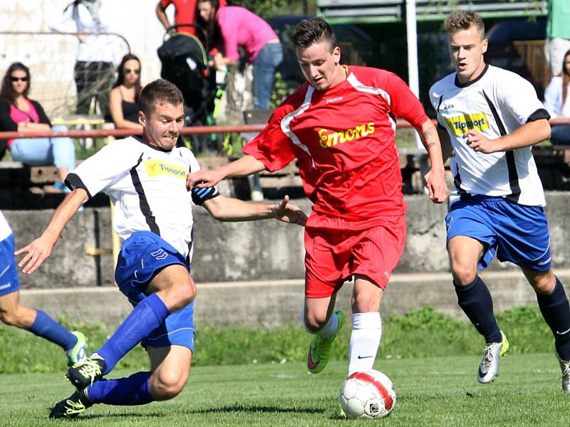 Trmice (bílí) rozdrtily Benešov 7:1. 