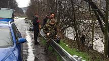 Ústečtí rybáři uklízeli břehy řeky Labe, odpadu bylo hodně