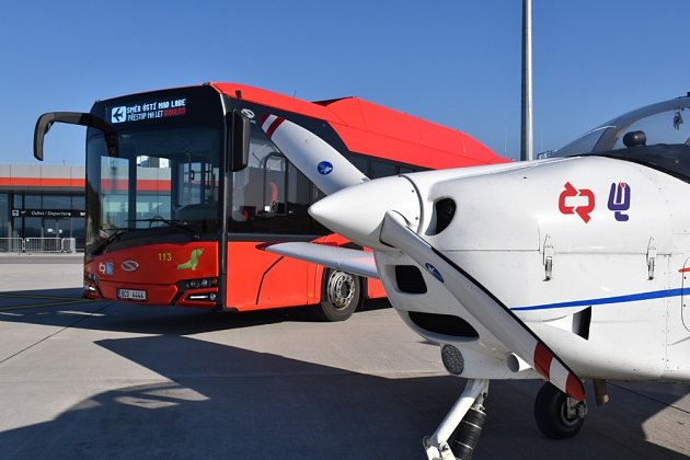 Ředitelé dopravních podniků měst České Budějovice (Slavoj Dolejš) a Ústí nad Labem (Simona Mohacsi) slavnostně zahájili provoz linky BUDUL na českobudějovickém letišti.