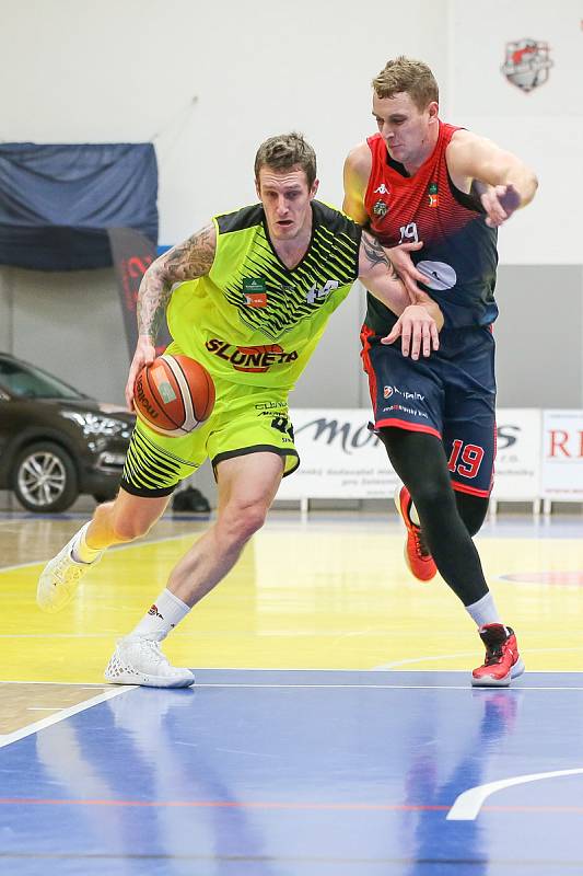 Basketbalové utkání mezi Slunetou a Brnem.