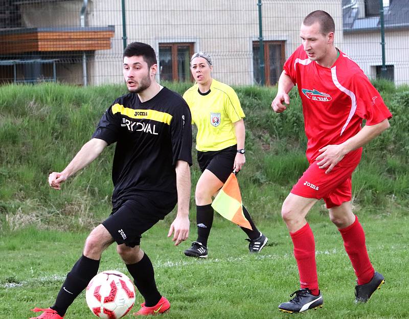 Skorotičtí fotbalisté (červení) podlehli Lokomotivě Děčín (černí) 1:6