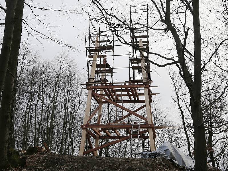 Nadšenci staví novou dřevěnou rozhlednu v blízkosti Malečova na Lucemburkově kopci.