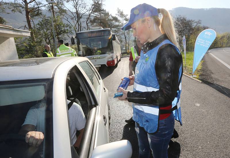 Dopravně bezpečnostní akce probíhala ve středu 17. dubna v Ústí nad Labem - Vaňově. Dopravní policisté rozdávali střízlivým řidičům nealko pivo.
