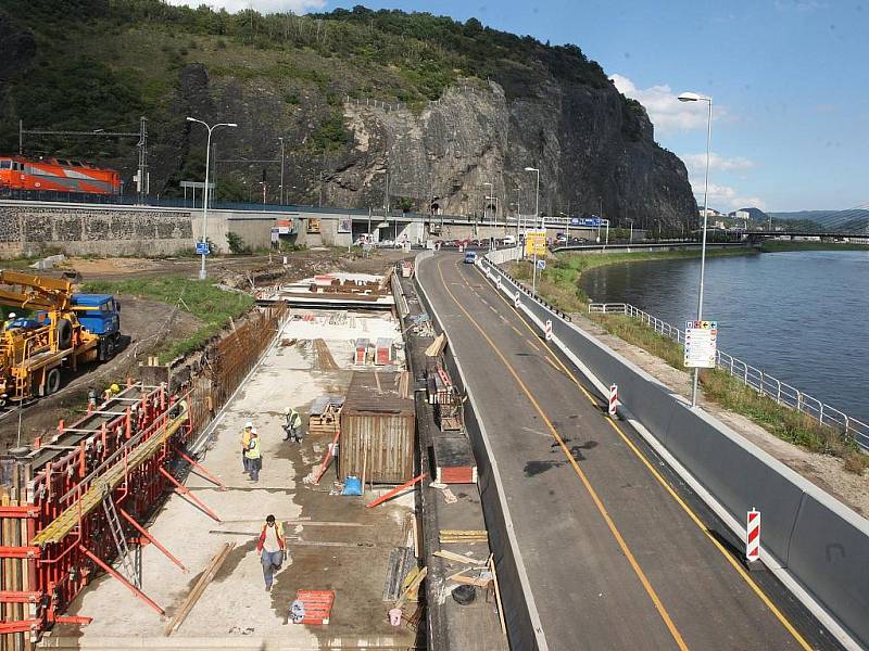 Ředitelství silnic a dálnic po třech týdnech oprav částečně otevřelo Přístavní ulici v Ústí nad Labem.