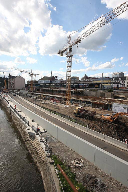 Ředitelství silnic a dálnic po třech týdnech oprav částečně otevřelo Přístavní ulici v Ústí nad Labem.