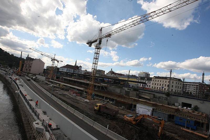 Ředitelství silnic a dálnic po třech týdnech oprav částečně otevřelo Přístavní ulici v Ústí nad Labem.