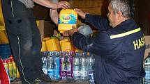 Dobrovolní hasiči z Tisé nakládají humanitární sbírku pro obec Jetřichovice, které zasáhla velká voda.