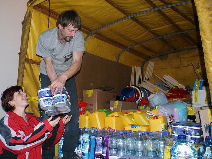 Dobrovolní hasiči z Tisé nakládají humanitární sbírku pro obec Jetřichovice, které zasáhla velká voda.