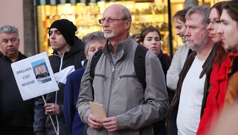 Demonstrace nespokojených občanů proti budoucímu primátorovi Petru Nedvědickému kvůli spekulativním nákupu a prodeji pozemků v Krupce.