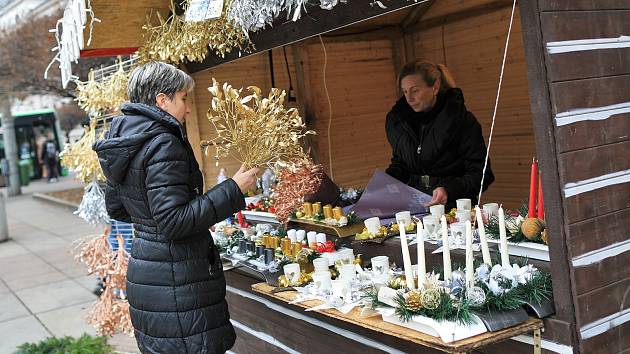 V pátek 26. listopadu začaly Adventní trhy na ústeckém Lidickém a Kostelním náměstí. Kvůli vládním nařízením ale musely už v 18:00 skončit. Trvaly tedy pouhý den.