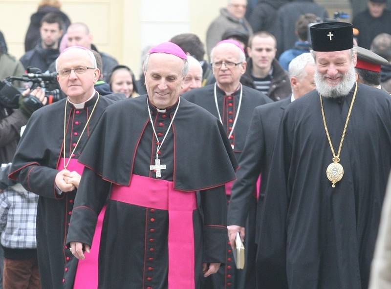 Miloš Zeman ve funkci vystřídal Václava Klause, který stál v čele země uplynulých deset let.