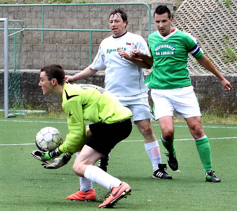 Fotbalisté Božtěšic (zelení) nezvládli ani poslední utkání sezony a Svádovu B podlehli 1:8.