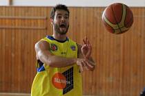 Basketbalisté Slunety USK (žlutí) doma porazili Karlovy Vary 83:68.