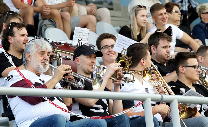 Paddock liga 2019. Ústečtí Blades (černé dresy) přehráli při prvním utkání na městském stadionu Alligators Brno (bílo-zelené dresy) 30:0.