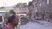 Ve středu 21. srpna obyvatelé Krásného Března už naplno vyklízeli své zaplavené domy a byty.