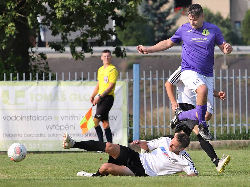 Fotbalisté Velkého Března (bíločerní) po vyrovnaném průběhu porazili Přestanov (fialovo-bílí) 3:2.