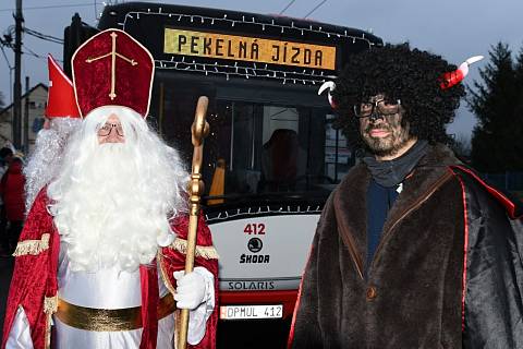 Lucifer povolal zálohy, do Ústí nad Labem přijeli čerti pekelným trolejbusem.