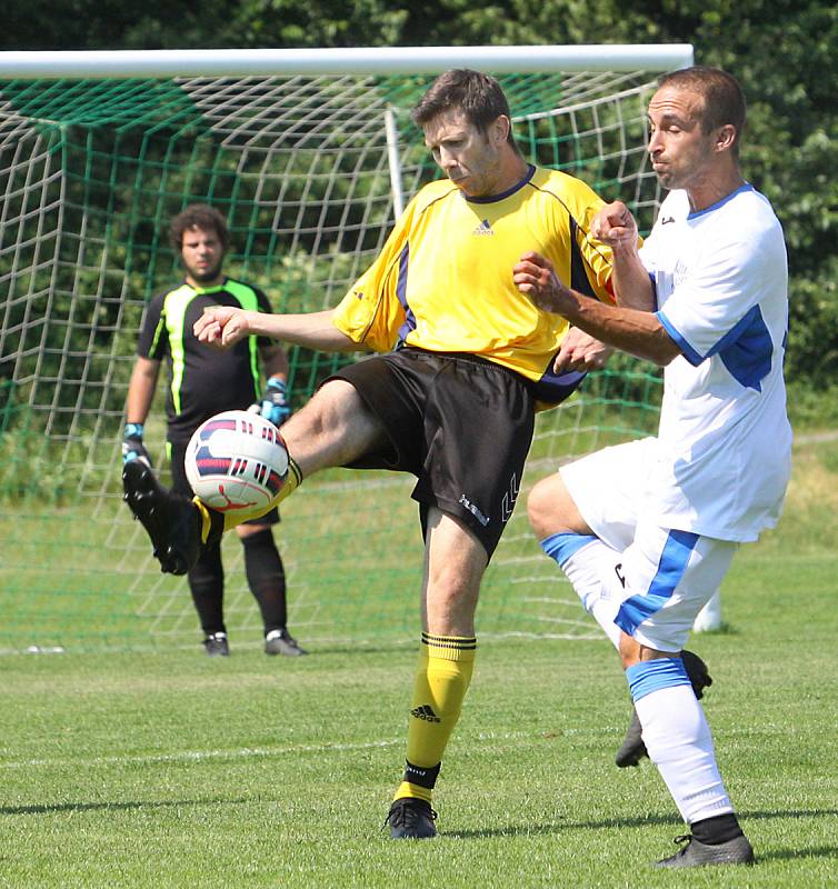 Fotbalisté Trmic (ve žlutočerném) doma smetli Chlumec 9:1.