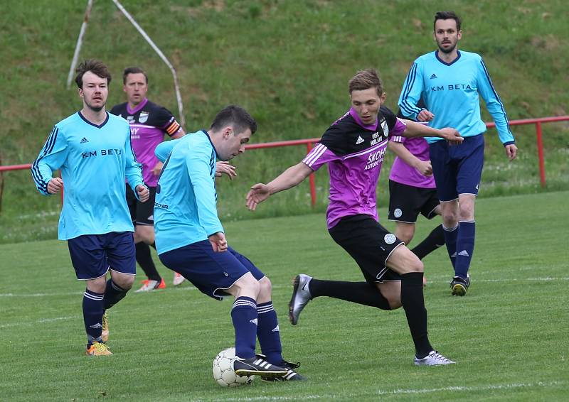 Fotbalisté Střekova (modří) doma podlehli Modlanům 1:2.