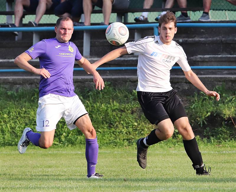 Fotbalisté Velkého Března (bíločerní) po vyrovnaném průběhu porazili Přestanov (fialovo-bílí) 3:2.