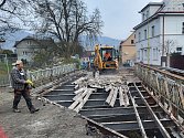 Starý a poškozený most ve Velkém Březně nahradí moderní novostavba, ale památku na něj ve formě štítku a jednoho pole zábradlí uchová ústecké muzeum.