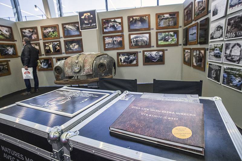 Snímky vraků automobilů aod ústeckého fotografa Vladimíra Cettla obletěly svět. V únoru vystavoval v Paříži na autosalonu, který navštěvuje přes sto tisíc lidí.