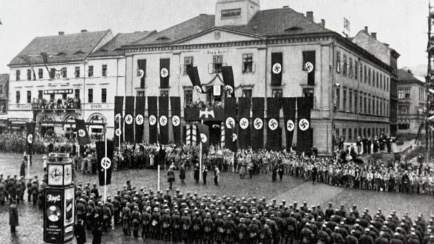 Přehlídka okupačních vojsk na dnešním Mírovém náměstí, před dnes již neexistující radnicí.