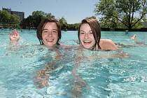 V plaveckém areálu na Klíši otevřeli venkovní bazény. Slunné počasí vylákalo na plovárnu první milovníky vodních radovánek.