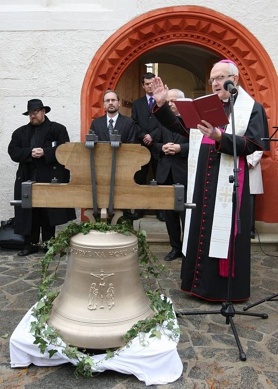 Návratu zvonů do kostela sv. Floriána, jedné ze čtrnácti národních kulturních památek Ústeckého kraje, v Krásném Březně předcházelo jejich slavnostní žehnání litoměřickým biskupem Janem Baxantem.