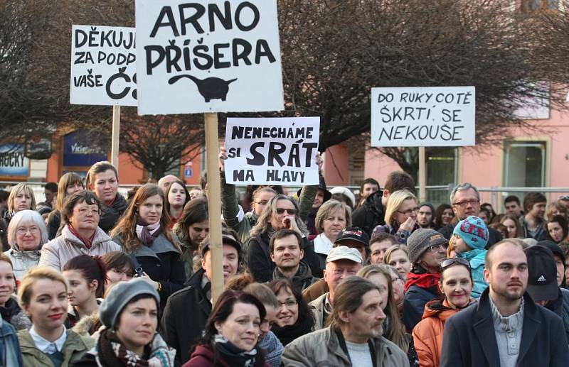 Shromáždění na Lidickém náměstí na podporu ústeckého Činoherního studia.