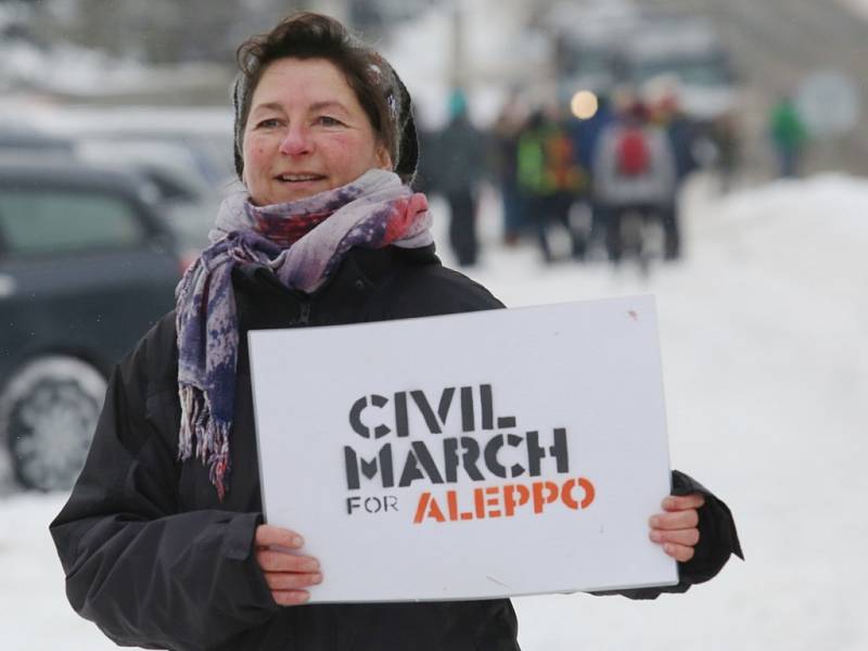 Asi pět desítek aktivistů, kteří na protest proti válce v Sýrii jdou z Berlína do Halabu (Aleppa), dorazilo dnes dopoledne do České republiky. České hranice překročili v Petrovicích.