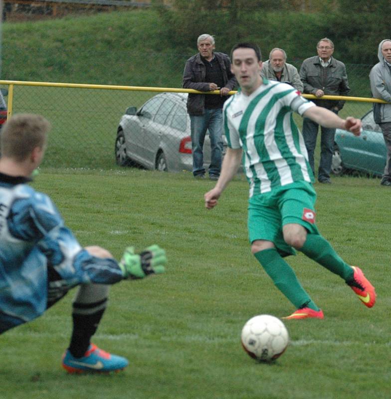 Fotbalisté Libouchce (pruhovaní) doma porazili Jílové 3:0.