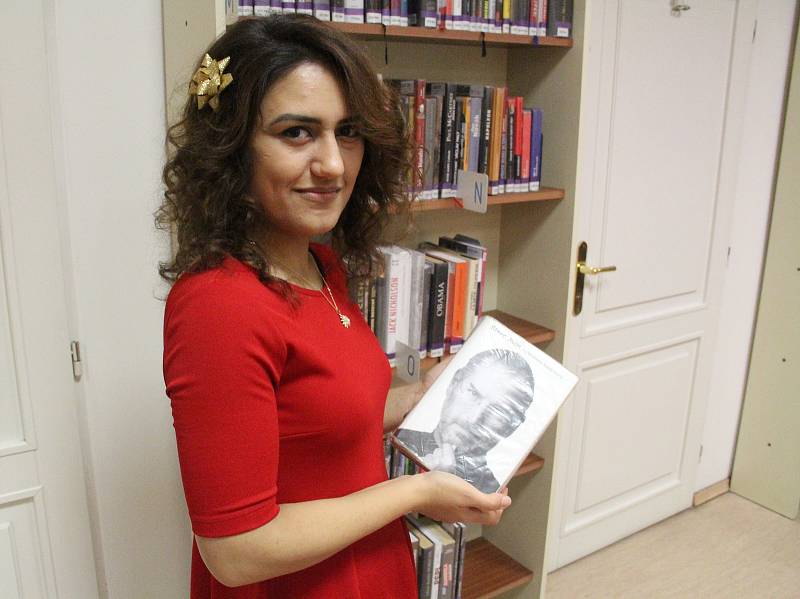 Dobrovolnice z Jerevanu Tatevik Tamazyan v Severočeské knihovně.