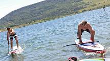 Na hlavní pláži se uskutečnily závody v paddleboardingu.