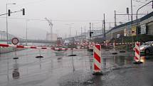 Stoupající hladina Labe zavřela Přístavní ulici pod Benešovým mostem.