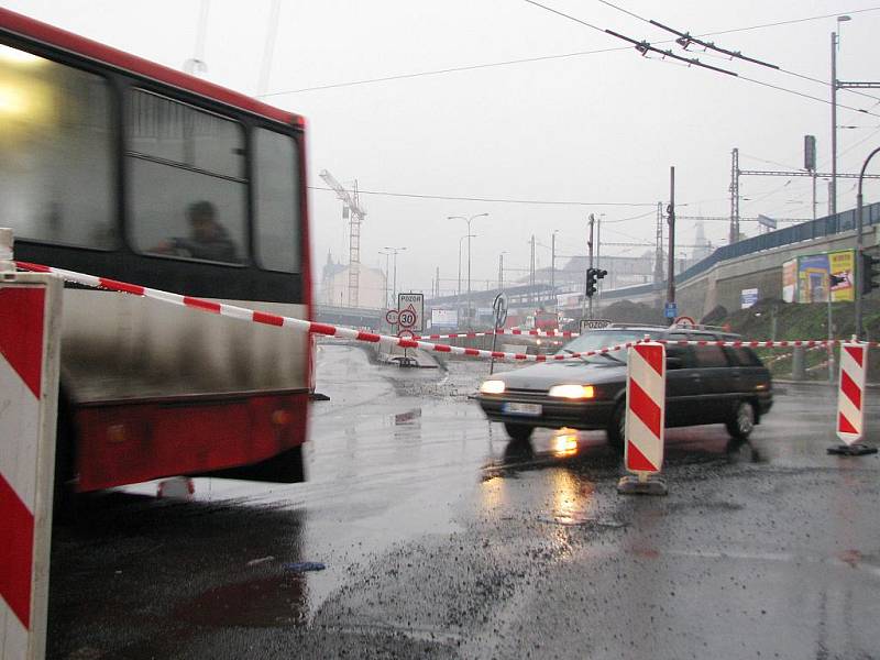 Stoupající hladina Labe zavřela Přístavní ulici pod Benešovým mostem.
