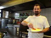 Tento týden kuchařský tým restaurace Sport Pub Zlatopramen pod vedením kuchaře Václava Svobody připravoval recept čtenářky Dany Máčkové Kapří hranolky.