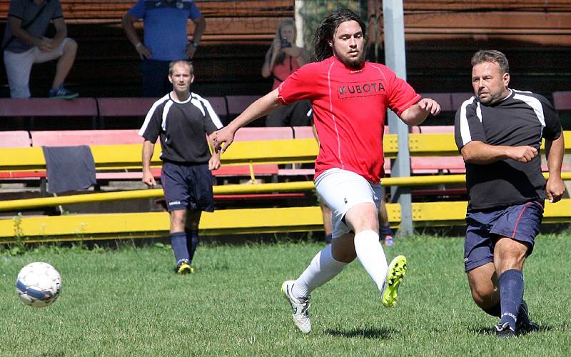 Fotbalisté Malečova (červení) si ve Svádově poradili s SKP Sever vysoko 6:0.