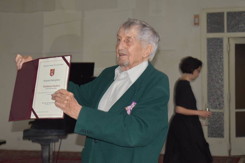 Slavný spisovatel Vladimír Páral slavil v Mariánských Lázních 90. narozeniny.