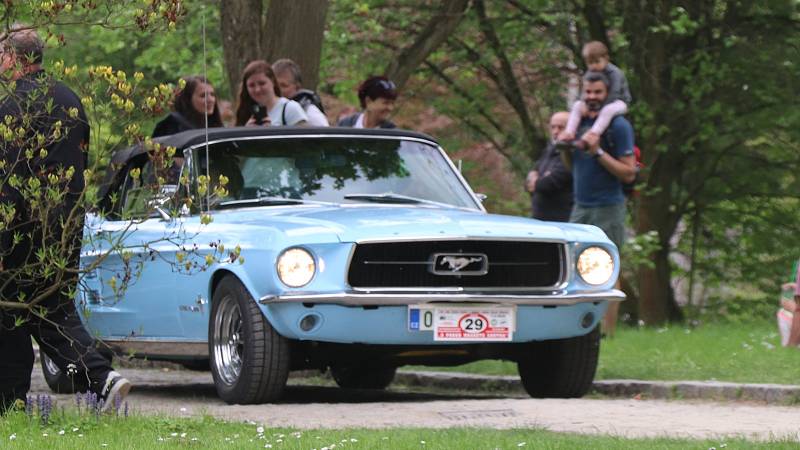 Na zámku ve Velkém Březně se jel závod historických vozidel a motocyklů o Pohár hraběte Chotka.