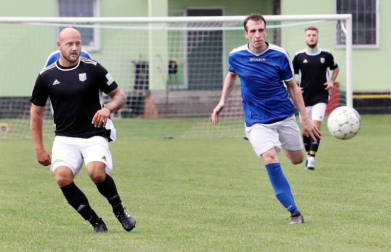 II. třída 2- kolo - hráno ve Svádově. Malečov (černá trika) porazil Chlumec B (modrá trika) 4:0.