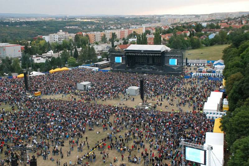 Kapela Kabát jezdí většinou na tour po sportovních halách nebo stadionech. Nyní v létě pojede turné s v cirkusovém šapitó pod názvem Cirkus Kabát.