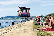 Venkovní koupaliště Cossebaude v německých Drážďanech sousedí s městskou přehradou, na bezpečnost návštěvníků dohlíží plavčíci na stanovištích přímo nad vodou. Vstupné do areálu na celý den je 4 eura.