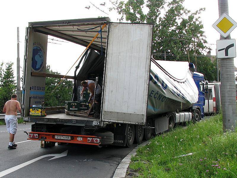 Zřejmě vadný sloupek návěsu způsobil nehodu kamionu v důlcích. Naštěstí se nic nikomu nestalo, jen se z části vysypalo pár bas s pivem.