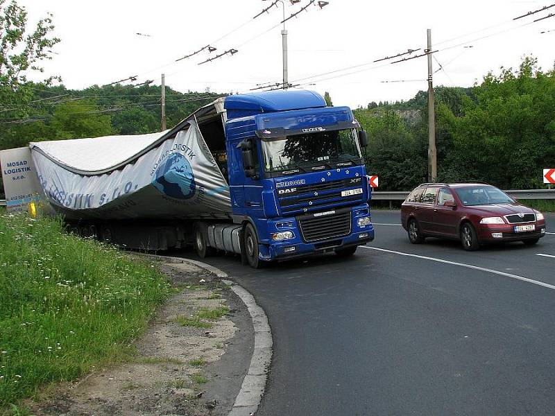 Zřejmě vadný sloupek návěsu způsobil nehodu kamionu v důlcích. Naštěstí se nic nikomu nestalo, jen se z části vysypalo pár bas s pivem.