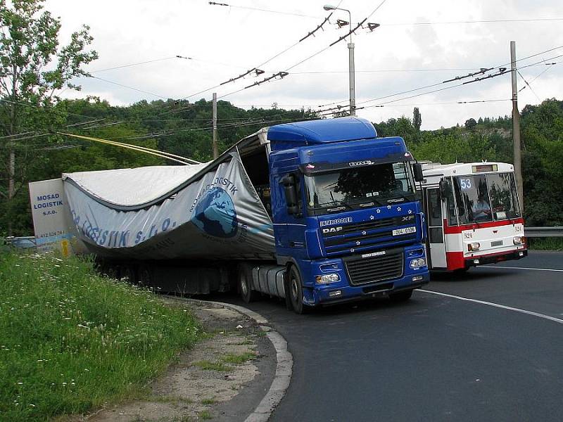 Zřejmě vadný sloupek návěsu způsobil nehodu kamionu v důlcích. Naštěstí se nic nikomu nestalo, jen se z části vysypalo pár bas s pivem.