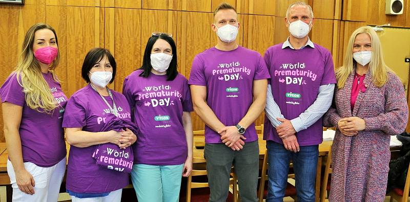 Zástupci Nedoklubka předali purpurové léčivé balíčky rodičům a také všem lékařům, sestrám a dalším pracovníkům, kteří na neonatologických odděleních působí.