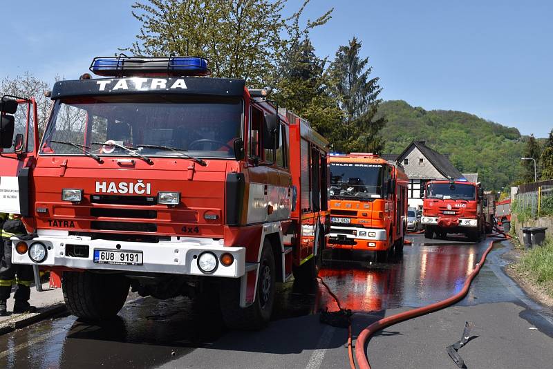 Požár auta s tlakovými lahvemi v Malém Březně