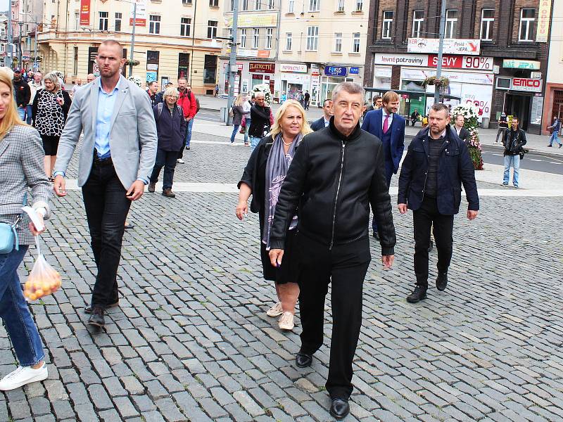 Premiér Andrej Babiš se zastavil na farmářských trzích na Mírovém náměstí v Ústí nad Labem