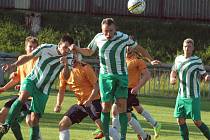 Fotbalisté Libouchce (pruhovaní) zvítězili v Jílovém 4:2.